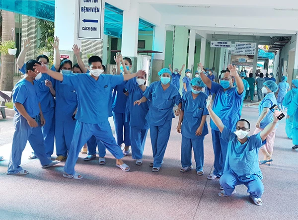 Niềm vui của các y, bác sĩ, nhân viên y tế Bệnh viện Đà Nẵng khi được dỡ bỏ phong tỏa