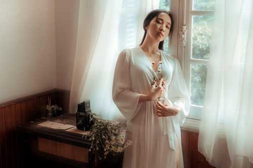 Lúc đưa dâu, tôi bật khóc khi mẹ bế con gái trốn trong phòng ngủ nhưng câu nói của chồng khiến tôi giật khăn voan tuyên bố hủy hôn