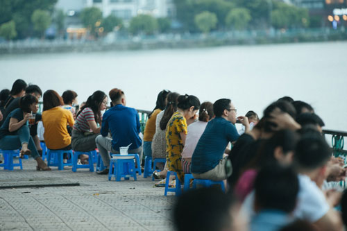 Giới trẻ vô tư tụ tập tại hồ Tây bất chấp dịch COVID-19