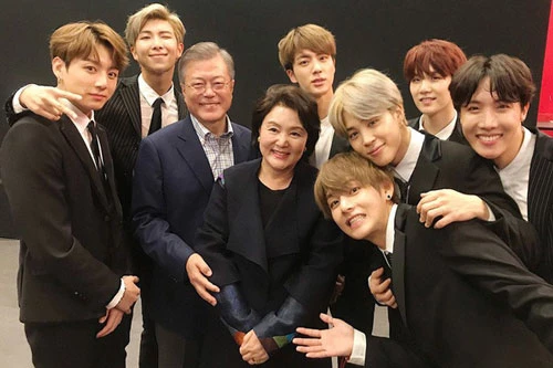 Tổng thống Moon Jae In chúc mừng nhóm nhạc BTS khi làm nên lịch sử.