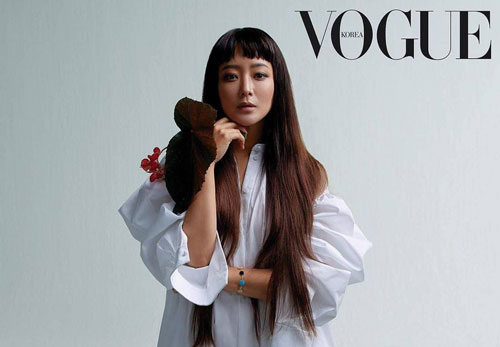 "Chị đại" Kim Hee Sun trẻ trung, quyền lực trên bìa tạp chí Vogue