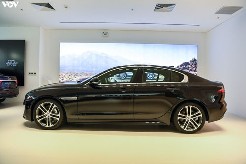 Cận cảnh Jaguar XE R-Dynamic SE 2020 giá 2,61 tỷ đồng tại Việt Nam