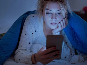 Tiếp xúc nhiều với màn hình máy tính, điện thoại có thể gây lão hóa sớm