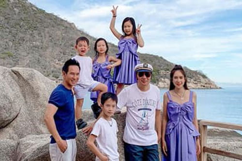 Gia đình Lý Hải đi du lịch Nha Trang, đáng chú ý là sự xuất hiện hiếm hoi của bố vợ