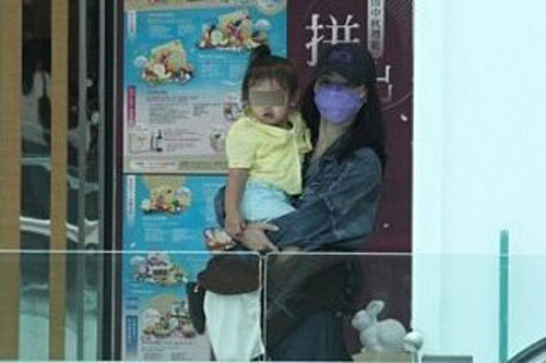 Trương Bá Chi bế con út đi mua sắm