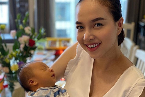 Nhan sắc Đinh Ngọc Diệp sau một tháng sinh con