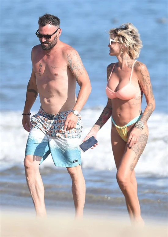 Brian Austin Green và Tina Louise hạnh phúc dạo biển tắm nắng.