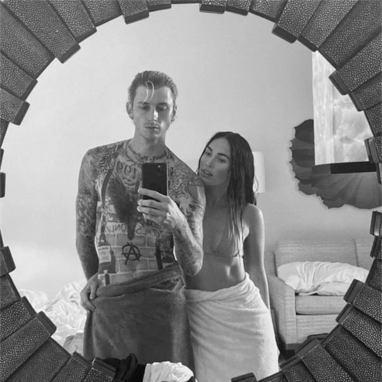 Megan fox đang có mối tình mới say đắm với nam ca sĩ trẻ Machine Gun Kelly. Cô là người chủ động kết thúc hôn nhân 10 năm với Brian Austin Green vì cảm thấy cuộc sống chỉ còn sự nhàm chán, ngột ngạt.