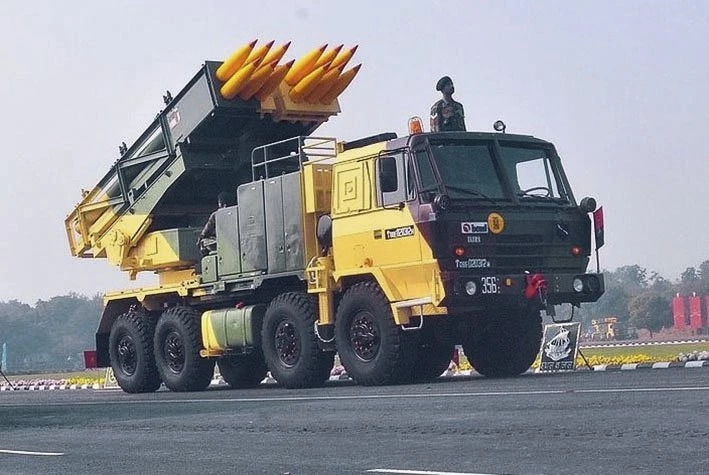 Xe mang phóng tự hành của tô hợp MLRS Pinaka. Ảnh: Janes Defense.