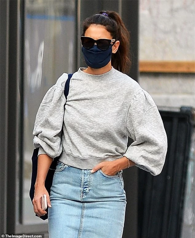 katie holmes mac do khoe khoan, mot minh di dao pho o new york hinh 2