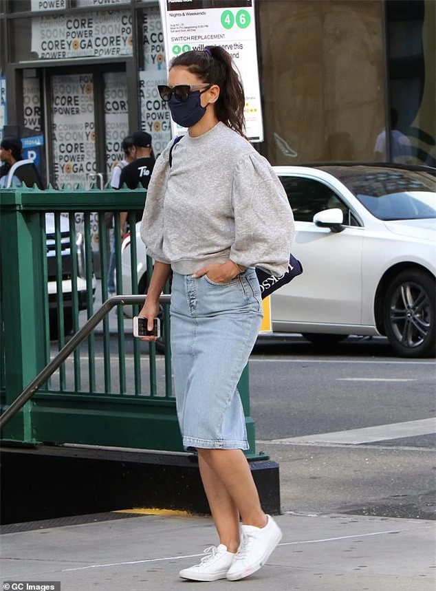 katie holmes mac do khoe khoan, mot minh di dao pho o new york hinh 5