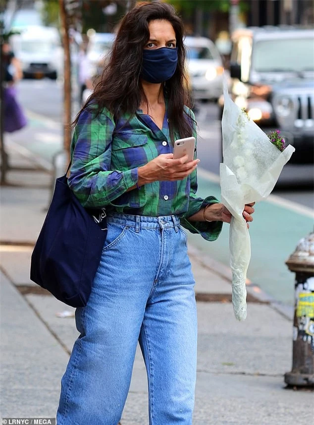 katie holmes mac do khoe khoan, mot minh di dao pho o new york hinh 6