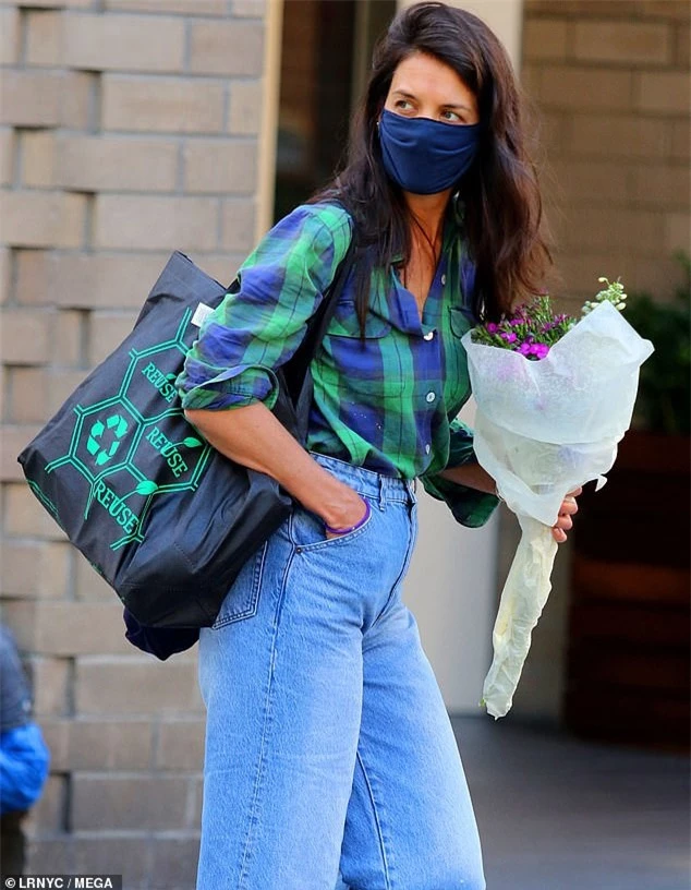 katie holmes mac do khoe khoan, mot minh di dao pho o new york hinh 7