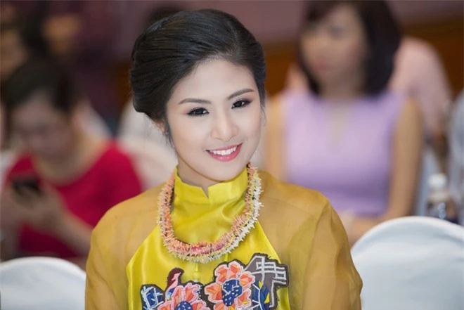 Lối sống không scandal, phong thái làm việc chuyên nghiệp, có những ảnh hưởng tích cực tới cộng đồng giúp Ngọc Hân trở thành một trong những ban giám khảo của cuộc thi Hoa hậu Việt Nam 2014.