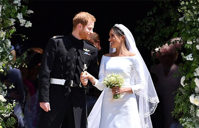 Harry và Meghan thường xuyên có những hành động gợi nhớ đến Diana trong những khoảnh khắc quan trọng với họ. Trong đó, loài hoa lưu ly yêu thích của Diana cũng từng được đưa vào trong bó hoa cưới của Meghan. Chính Harry là người đã tự tay hái chúng từ khu vườn riêng tại Điện Kensington một ngày trước hôn lễ hôm 19/5/2018.