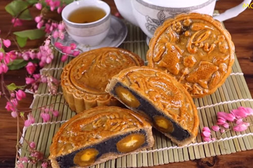 Hướng dẫn làm bánh Trung thu nhân mè đen trứng muối ngon khó cưỡng