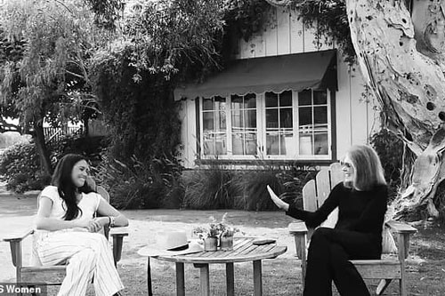 Chỉ với hành động gây 'ngứa mắt' này, Meghan khiến dân mạng nghi ngờ cô dùng đồ giả