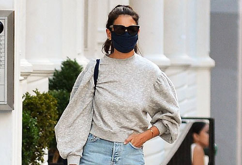 Katie Holmes mặc đồ khỏe khoắn, một mình đi dạo phố ở New York