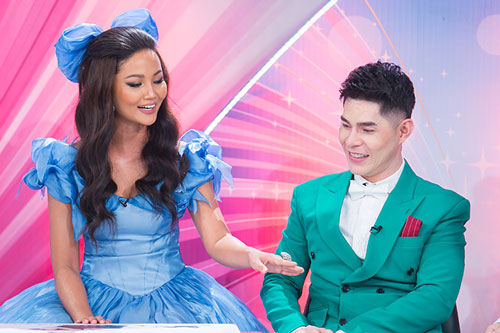 H'Hen Niê cùng Nguyễn Hưng Phúc chấm siêu mẫu nhí