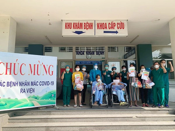 Các bệnh nhân Covid-19 được BVDC Hòa Vang cho xuất viện ngày 2/9