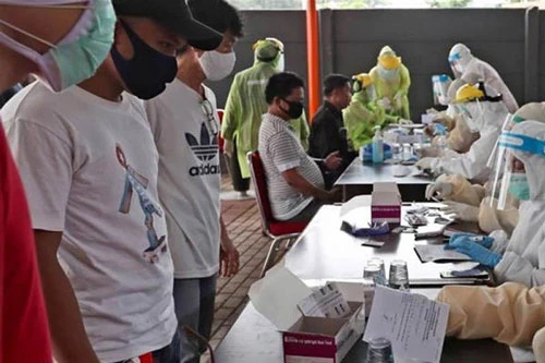 Indonesia hứng chịu sự lây lan nghiêm trọng của đại dịch COVID-19. Ảnh: AP. Indonesia hứng chịu sự lây lan nghiêm trọng của đại dịch COVID-19. Ảnh: AP.