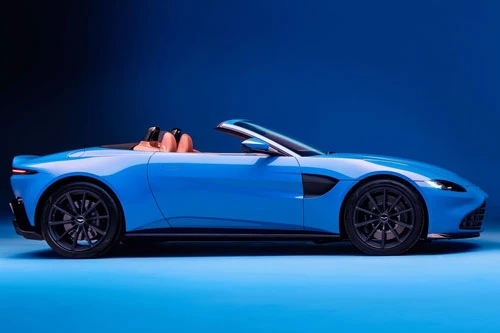 1. Aston Martin Vantage Roadster 2020 (giá khởi điểm: 156.081 USD).