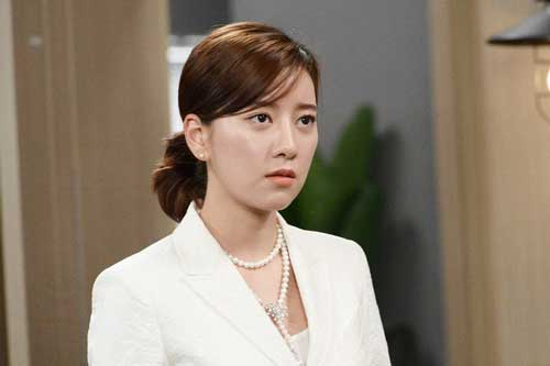 Đang ăn cơm thì nghe bên hàng xóm có tiếng khóc, chồng quẳng bát lao vút đi, tôi chạy theo và "đứng hình" trước hành động của anh ấy