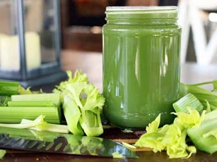 Uống 1 cốc nước ép cần tây mỗi ngày, ngoài giảm cân chị em còn nhận được 7 lợi ích bất ngờ này