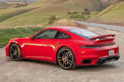 =3. Porsche 911 Turbo S 2021 (thời gian tăng tốc từ 0-100 km/h: 2,7 giây).