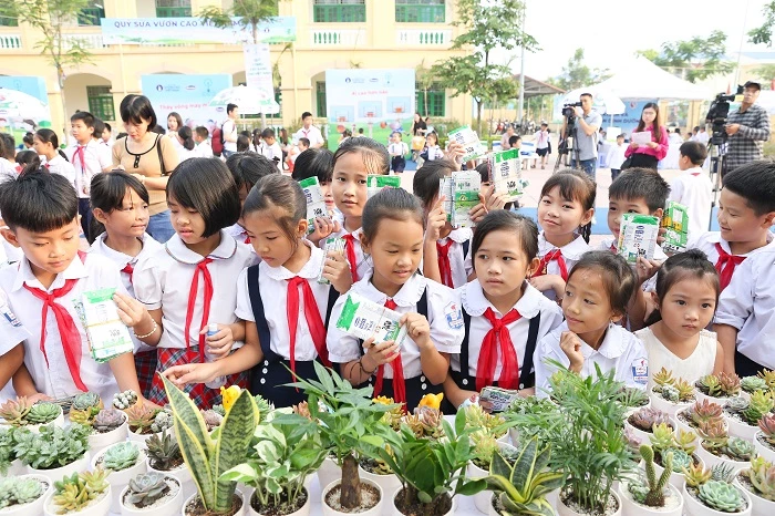 Các em học sinh Hà Nội cùng tham gia chương trình đổi vỏ hộp sữa lấy cây xanh trong ngày hội của “Quỹ 1 triệu cây xanh cho Việt Nam”.