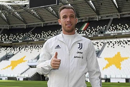 Arthur 'lấy lòng' Ronaldo nhưng không quên 'tâng bốc' Messi