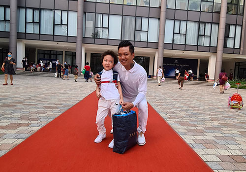 Bé Su Hào nhà Tuấn Hưng vào lớp 1