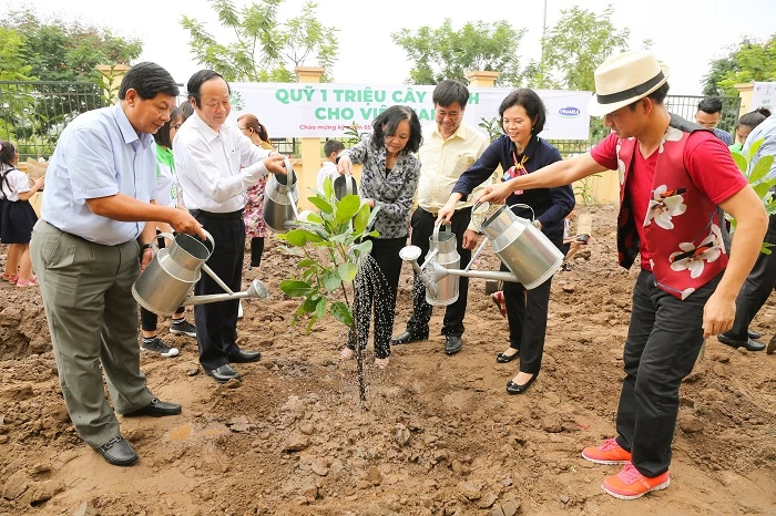 Các đại biểu cùng “Quỹ 1 triệu cây xanh cho Việt Nam” trồng cây tại trường Tiểu học Tiên Dược B, Sóc Sơn, Hà Nội.