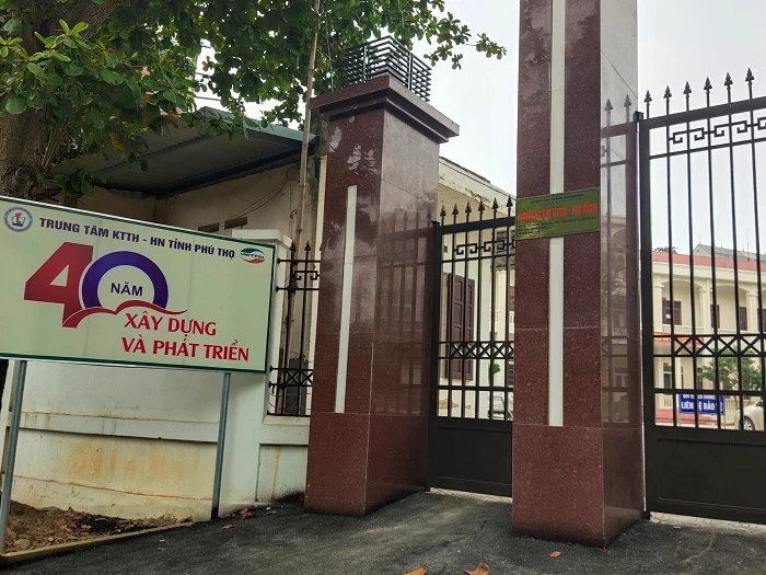 Cổng trường Trung tâm Kỹ thuật tổng hợp – Hướng nghiệp tỉnh Phú Thọ nơi xảy ra vụ tai nạn thương tâm. 