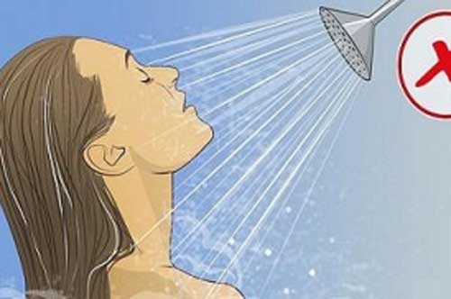 Bác sĩ lên tiếng cảnh báo không nên dùng vòi sen rửa mặt khi tắm, sẽ làm tổn hại cho da