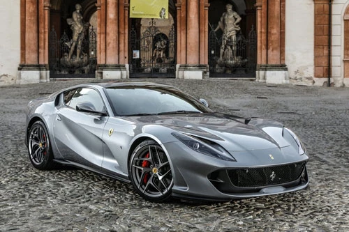 =7. Ferrari 812 Superfast 2020 (thời gian tăng tốc từ 0-100 km/h: 2,9 giây).