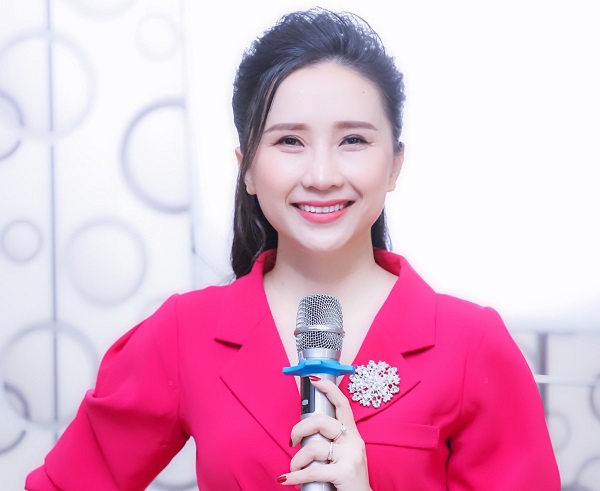 MC Hoài Hương: Từng bị chê chất giọng mỏng, yếu trở thành Giám đốc Học viện đào tạo MC đầy quyền lực