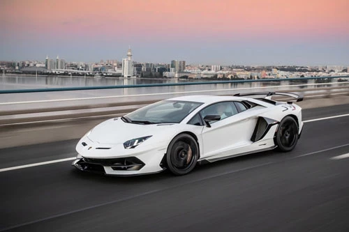 =7. Lamborghini Aventador SVJ 2020 (thời gian tăng tốc từ 0-100 km/h: 2,9 giây).