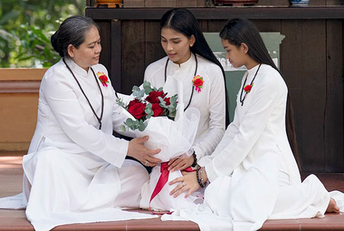 Trương Thị May và em gái tặng hoa mẹ dịp Vu Lan