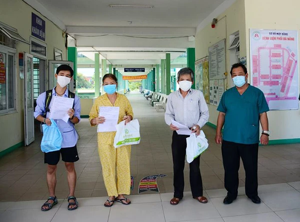 03 bệnh nhân Covid-19 đươc lãnh đạo Bệnh viện Phổi Đà Nẵng trao giấy xuất viện ngày 3/9