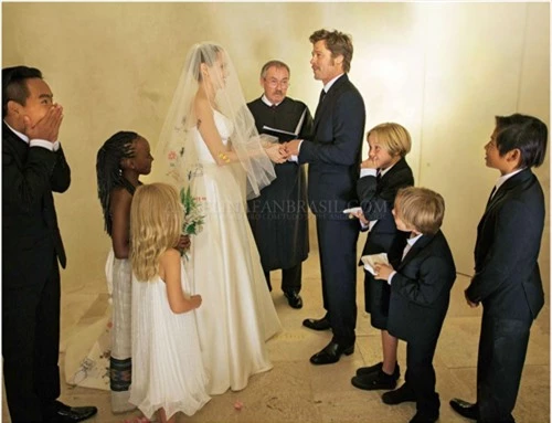 Brad và Angelina từng kết hôn ở điền trang Chateau Miraval với hơn 10 người tham dự, trong đó có 6 người con của cặp đôi.