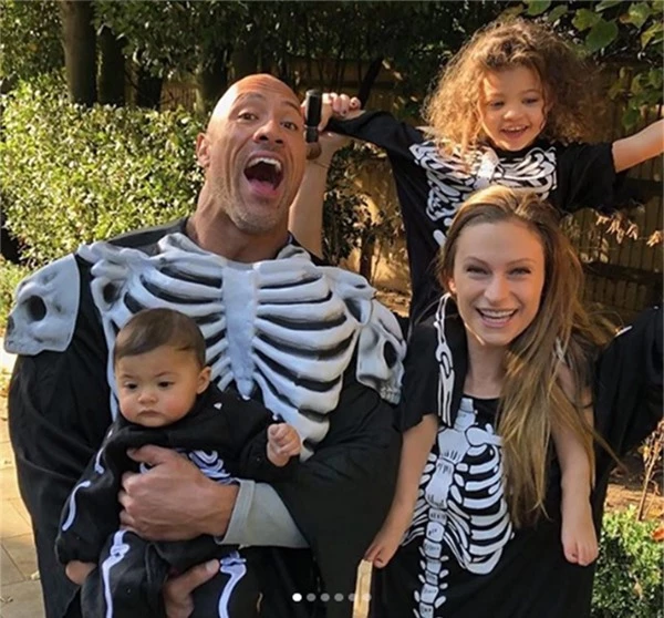 The Rock bên vợ con dịp Halloween năm ngoái.