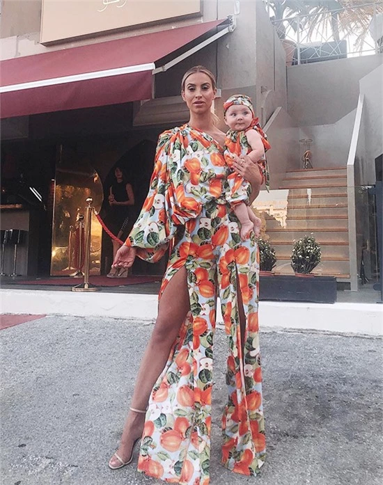 Diện jumpsuit xẻ tà sành điệu, ngôi sao The Only Way Is Essex Ferne McCann không quên tìm kiếm bộ đồ ăn ý cho thiên thần nhỏ.