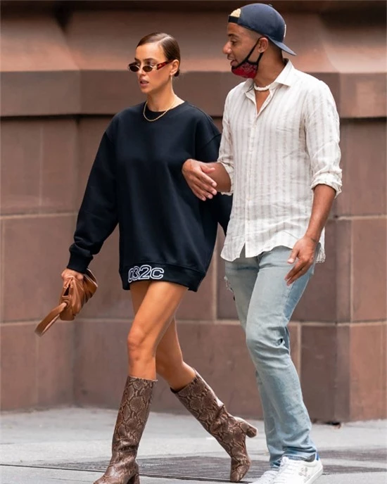 Irina Shayk và người bạn cùng tới một văn phòng ở New York hôm 2/9.