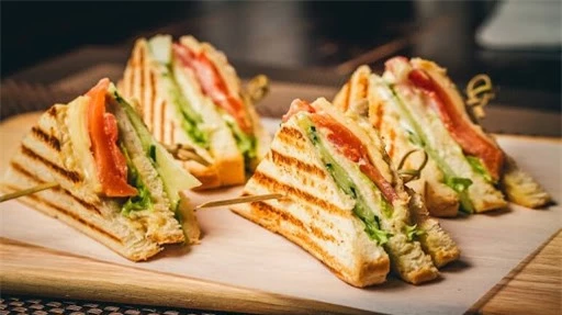 Không cho trẻ ăn bánh mì nướng vào buổi sáng