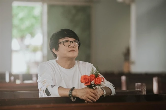 Nghệ sĩ Nguyên Lộc trong cảnh quay ở nhà thờ.