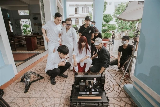 Phương Thanh cùng các nghệ sĩ xem lại cảnh quay của MV. Phương Thanh cho biết