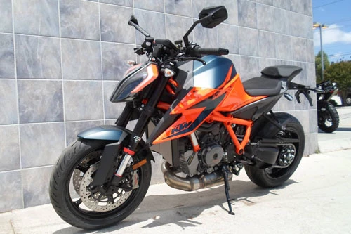 KTM 1290 Super Duke R 2020.