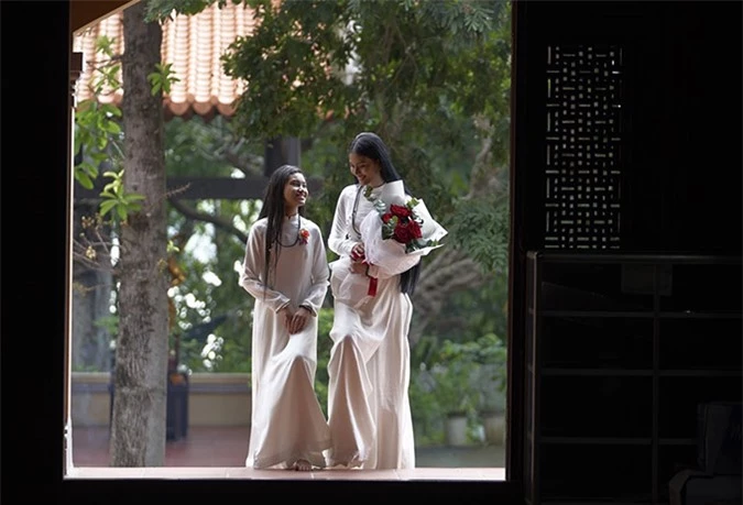 Trương Thị May và em gái diện áo dài trắng đi lễ chùa và chuẩn bị hoa tặng mẹ.