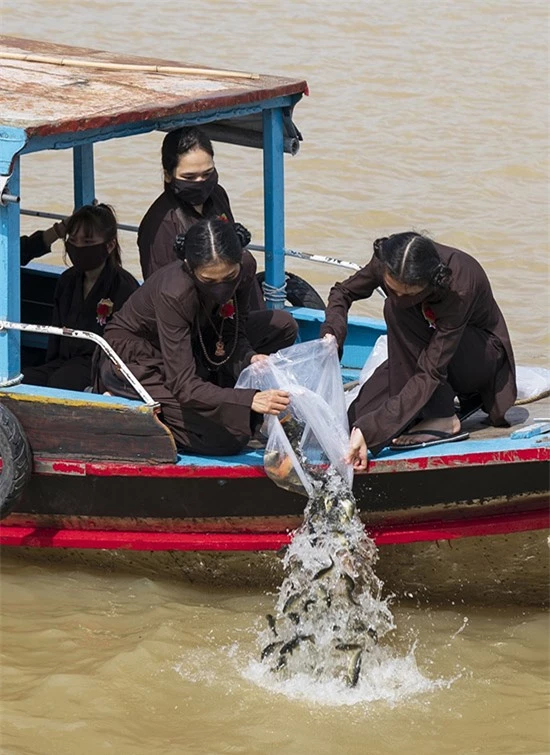 Trương Thị May hạnh phúc vì làm được nhiều việc ý nghĩa trong mùa Vu Lan năm nay.